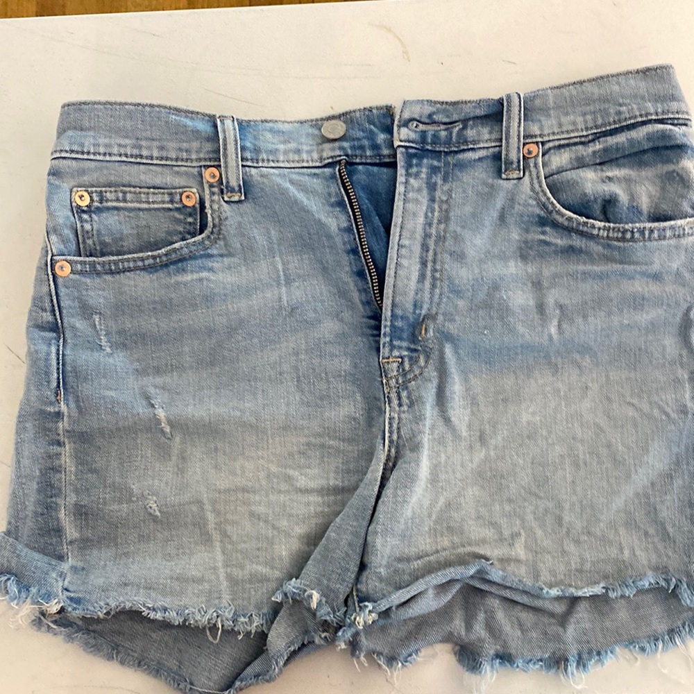 GAP high rise 4” short; size 6/28.